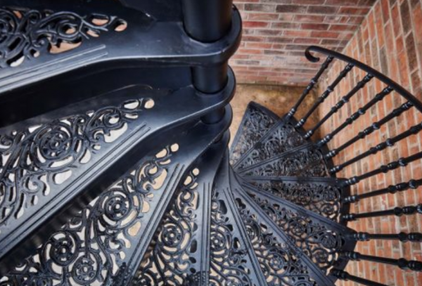 Tangga belakang dengan pagar besi klasik